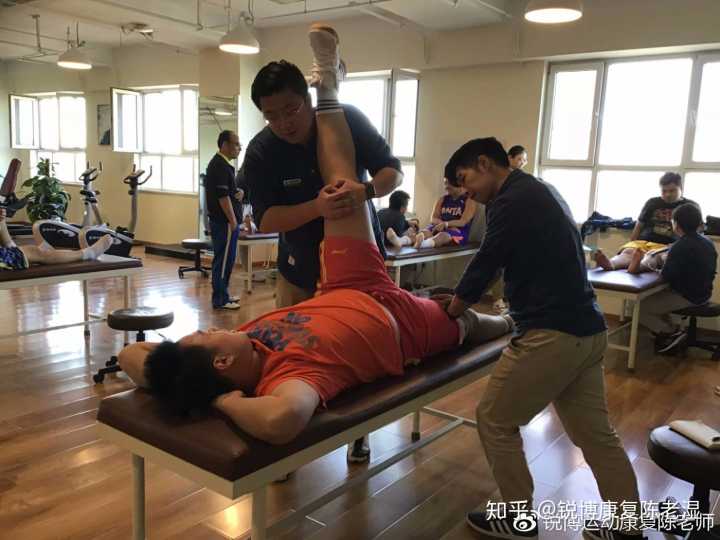 怎么治疗腰椎肩盘突出_腰椎肩盘突出治疗_腰椎间盘突出症的治疗偏方